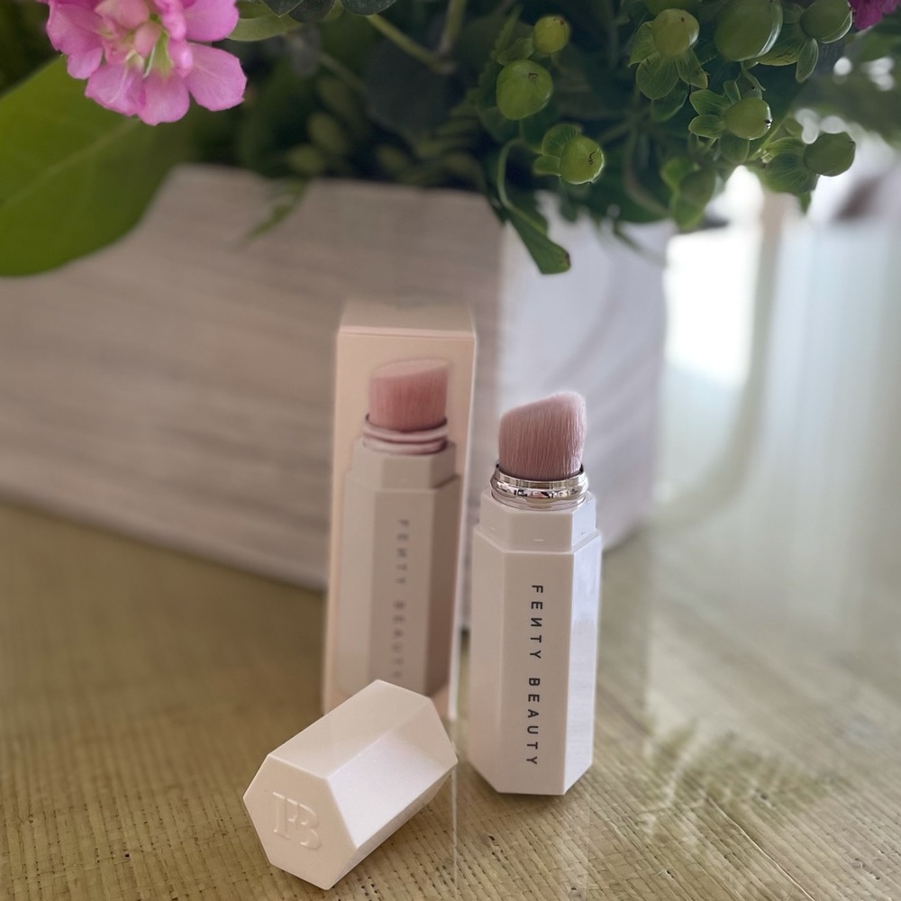 Fenty Beauty Portable Highlighter Brush 140